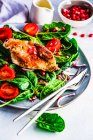 Концепція здорової їжі зі свіжим органічним листям шпинату салат і курка на грилі на сільському фоні з місцем для тексту — стокове фото