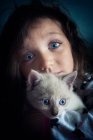 Портрет дівчини і її кішки обидва з пронизаними блакитними очима — стокове фото