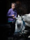 Дівчина розміщує бахрому коня — стокове фото