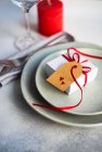 Mesa de Navidad con corazón rojo sobre fondo blanco. cena romántica en el restaurante - foto de stock