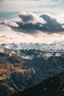 Tempête de neige sur les montagnes enneigées en automne, Saalbach, Salzbourg, Autriche — Photo de stock