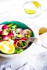 Органічний овочевий салат з насінням кунжуту та олією, подається в мисці — стокове фото