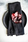 Endroit automnal avec une serviette et des décorations de feuilles sur une table — Photo de stock