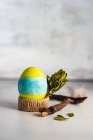 Concetto di carta di Pasqua con colorato in colori pastello uovo su sfondo di cemento bianco — Foto stock
