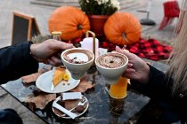 Pareja sentada al aire libre tomando café en otoño, Bosnia y Herzegovina - foto de stock