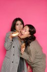 Retrato de duas mulheres comendo doces — Fotografia de Stock
