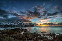 Paisagem costeira ao pôr do sol, Lofoten, Nordland, Noruega — Fotografia de Stock