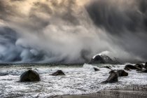 Granizo tempestade se aproximando praia, Lofoten, Nordland, Noruega — Fotografia de Stock