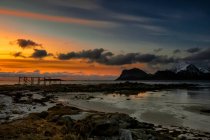 Küstenlandschaft bei Sonnenuntergang, Flakstad, Lofoten, Nordland, Norwegen — Stockfoto