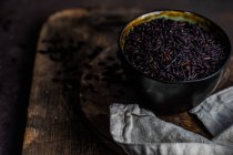 Сирий органічний чорний рис в мисці як концепція азіатської кухні — стокове фото