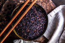 Riz noir bio cru dans un bol comme concept de cuisine asiatique — Photo de stock