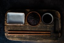 Сырой органический черный рис в миске как азиатская кулинарная концепция — стоковое фото