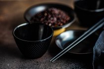 Сырой органический черный рис в миске как азиатская кулинарная концепция — стоковое фото