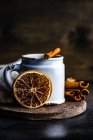 Tazza di cioccolata calda con bastoncini di cannella e arancia su sfondo rustico con spazio copia — Foto stock