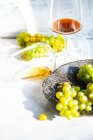 Copa de vino georgiano Rkatsiteli en copa y uva fresca cruda en mesa rústica - foto de stock