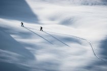 Zwei Personen beim Skifahren in den Alpen, Lienz, Österreich — Stockfoto