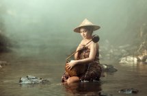 Frau beim Baden in einem Fluss, Thailand — Stockfoto