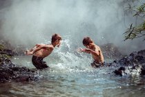 Два мальчика, моющиеся в реке, Таиланд — стоковое фото
