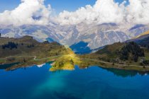 Reflexiones de montaña en el lago Trubsee en el monte Titlis, Nidwalden, Suiza - foto de stock