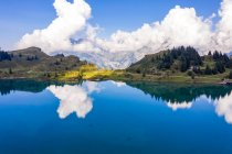Riflessioni montane nel lago Trubsee sul monte Titlis, Nidwalden, Svizzera — Foto stock