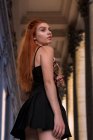 Ritratto di donna con lunghi capelli rossi in piedi in città, Roma, Lazio, Italia — Foto stock
