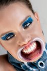 Retrato de uma mulher que usa um afastador de boca dental — Fotografia de Stock