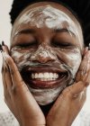 Porträt einer lächelnden Frau mit Gesichtsmaske — Stockfoto