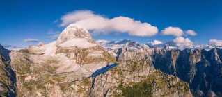 Col de montagne dans la chaîne de montagnes de Mangart, Alpes Juliennes, Slovénie — Photo de stock