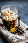 Tasse Kaffee mit Marshmallow auf Textilserviette — Stockfoto