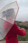 Retrato de uma mulher de pé sob um guarda-chuva — Fotografia de Stock