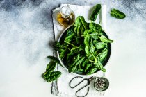 Concepto de comida ecológica con hojas de espinacas frescas para cocinar ensaladas saludables - foto de stock