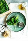 Bio-Ernährungskonzept mit frischen Babyspinatblättern für eine gesunde Salatzubereitung — Stockfoto