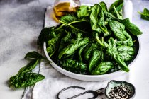 Conceito de comida orgânica com folhas de espinafre de bebê fresco para cozinhar salada saudável — Fotografia de Stock