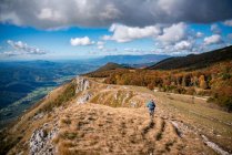 Bicicleta de montaña para mujer en el monte Nanos por encima de jalá, Eslovenia - foto de stock