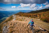 Bicicleta de montaña para mujer en el monte Nanos por encima de jalá, Eslovenia - foto de stock