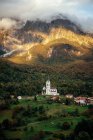 Iglesia del Sagrado Corazón, Dreznica, Kobarid, Eslovenia - foto de stock