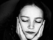 Porträt eines traurigen Mädchens mit dem Kopf in den Händen — Stockfoto