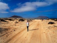 Menina caminhando ao longo de uma estrada, Graciosa, Ilhas Canárias, Espanha — Fotografia de Stock