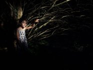 Retrato de una niña de pie en un bosque, Italia - foto de stock