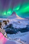 Lunga esposizione di aurore boreali sopra Kirkjufell, penisola di Snaefellsnes, Islanda — Foto stock