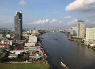 Vue aérienne de la rivière Chao Phraya et du paysage urbain, Bangkok, Thaïlande — Photo de stock