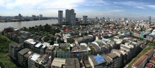 Vista aérea del río Chao Phraya y paisaje urbano, Bangkok, Tailandia - foto de stock