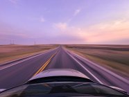 Coche conduciendo a lo largo de una carretera a velocidad, EE.UU. - foto de stock