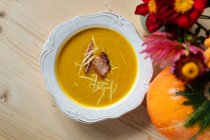 Overhead view of pumpkin cream soup with bacon and cheese — Stock Photo