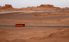 Autobus che attraversa il deserto di Kalut, Iran — Foto stock