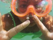 Close-up de uma menina debaixo d 'água usando uma máscara de mergulho, Itália — Fotografia de Stock