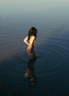 Donna in piedi in un fiume nella sua lingerie, Russia — Foto stock