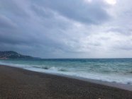 Storm over beach view from Promenade des Anglais, Nice, Alpes-Maritimes, Francia - foto de stock