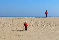 Zwei Kinder spielen im Winter am Strand, Rimini, Italien — Stockfoto