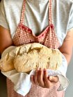Donna che tiene il pane appena sfornato — Foto stock